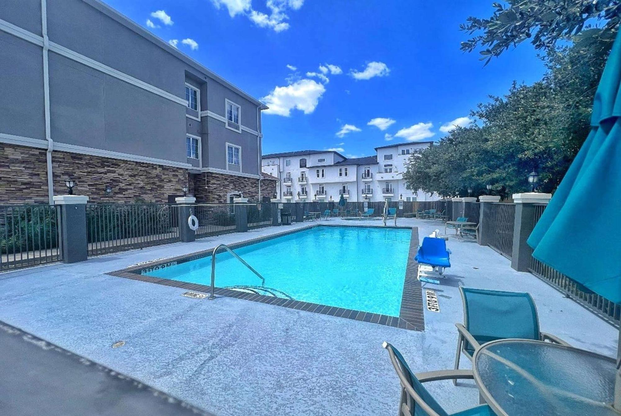 Отель La Quinta By Wyndham Houston Energy Corridor Экстерьер фото